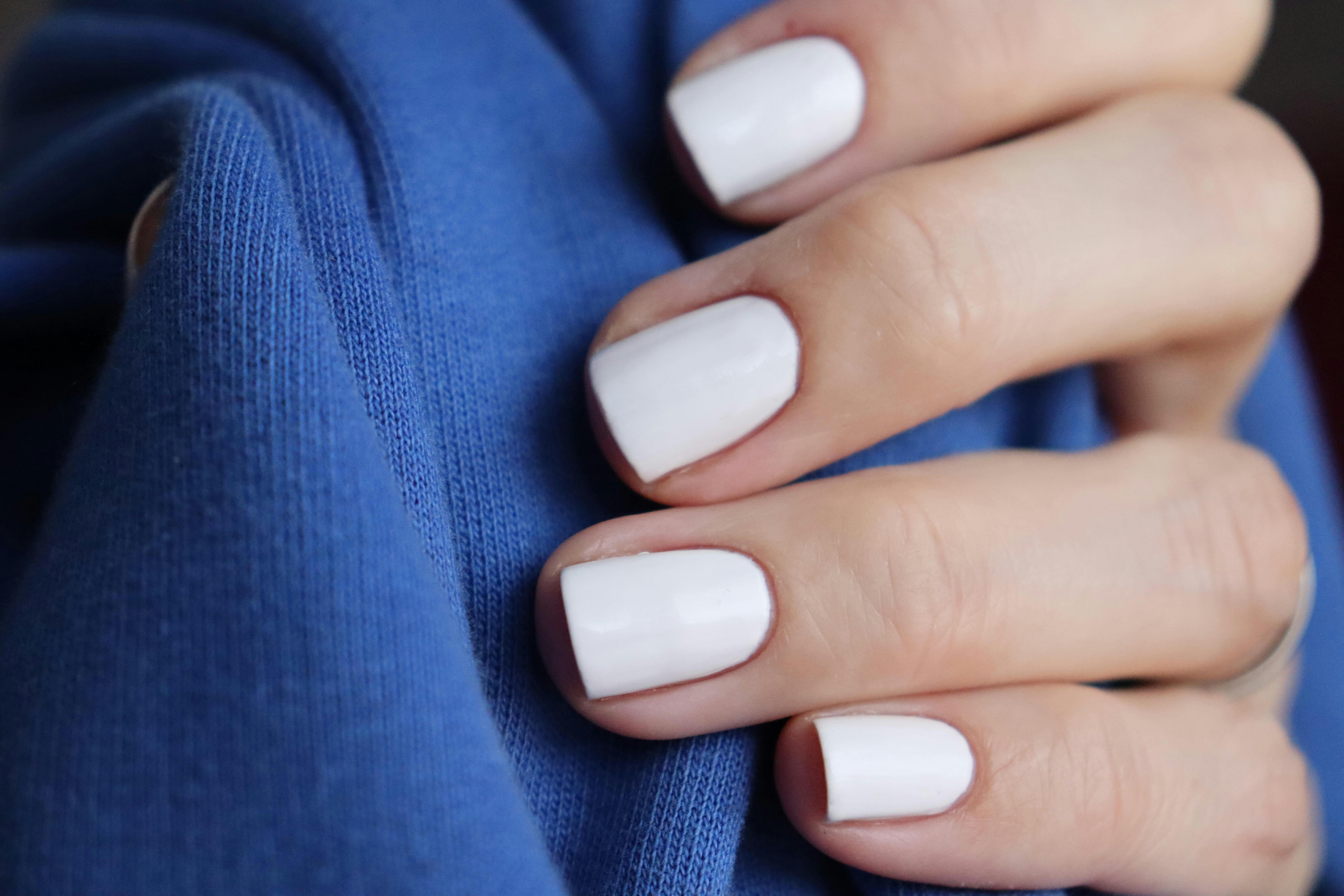 white-nail-polish-bright-white-nail-colour-picture-polish