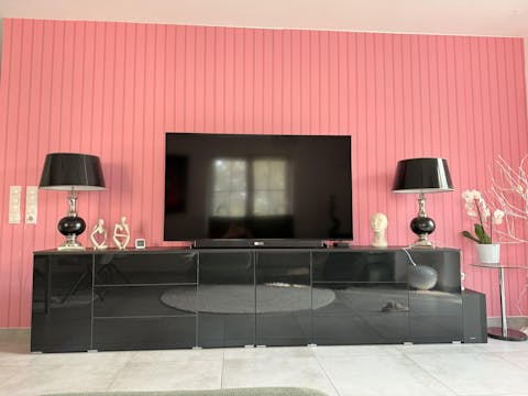 Rosa Struktur Latten Tapete - Akustik Paneele in Streifenoptik