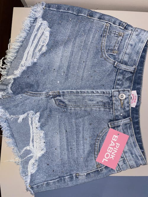 Shorts con strappi e strass