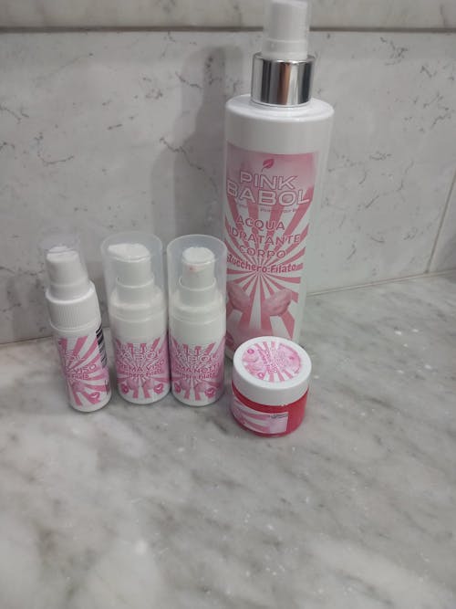 KIT Skincare - Acqua Idratante Corpo, Crema Viso Giorno, Crema Viso Notte, Tonico Viso, Scrub Viso, Fascia Trucco, Profumino, Marshmallow
