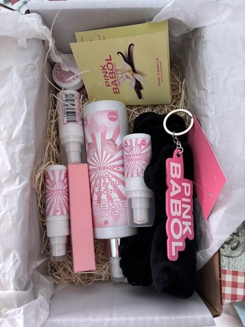 KIT Skincare - Acqua Idratante Corpo, Crema Viso Giorno, Crema Viso Notte, Tonico Viso, Scrub Viso, Fascia Trucco, Profumino, Marshmallow