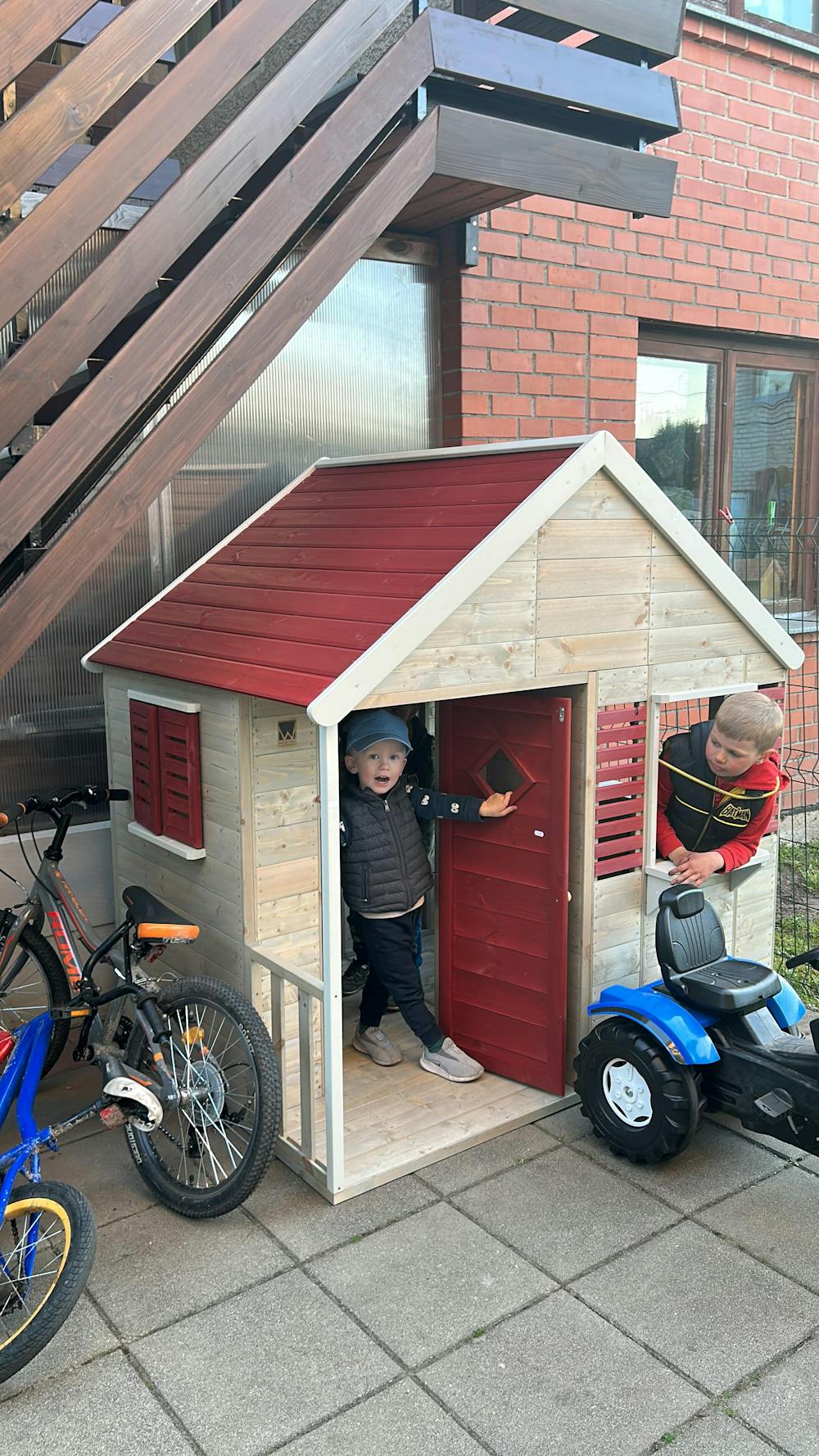 M12R Playhouse Summer Villa Red