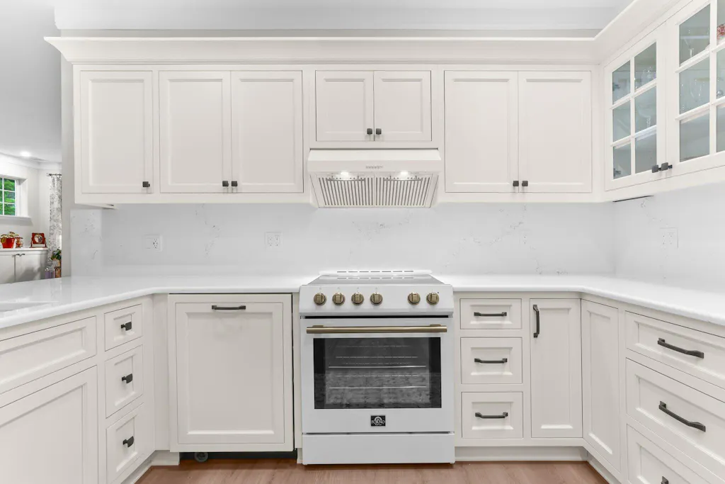 FORNO Espresso Bari 30" 400 CFM Under Cabinet Range Hood in White with Antique Brass Handles, FRHUC5255-30WHT