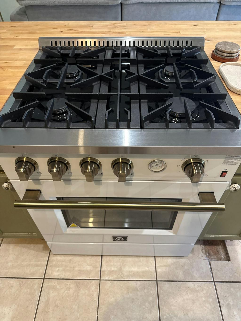 FORNO Marco 30" 4.32 cu.ft. Gas Range with 4 Burners and Temperature Gauge in White with Antique Brass Accents, FFSGS6277-30WHT