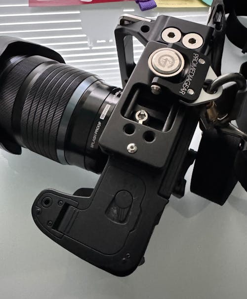 PLX3T Universal Arca-Swiss L-Bracket for DSLR and Mirrorless Cameras with Articulating LCD screens