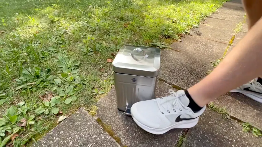 Small Dog Poop Trash Can Outside, 1.3 Gal Metal Small Outdoor Trash Can with Lid for Dog Poop, Dog Waste Container with Pedal