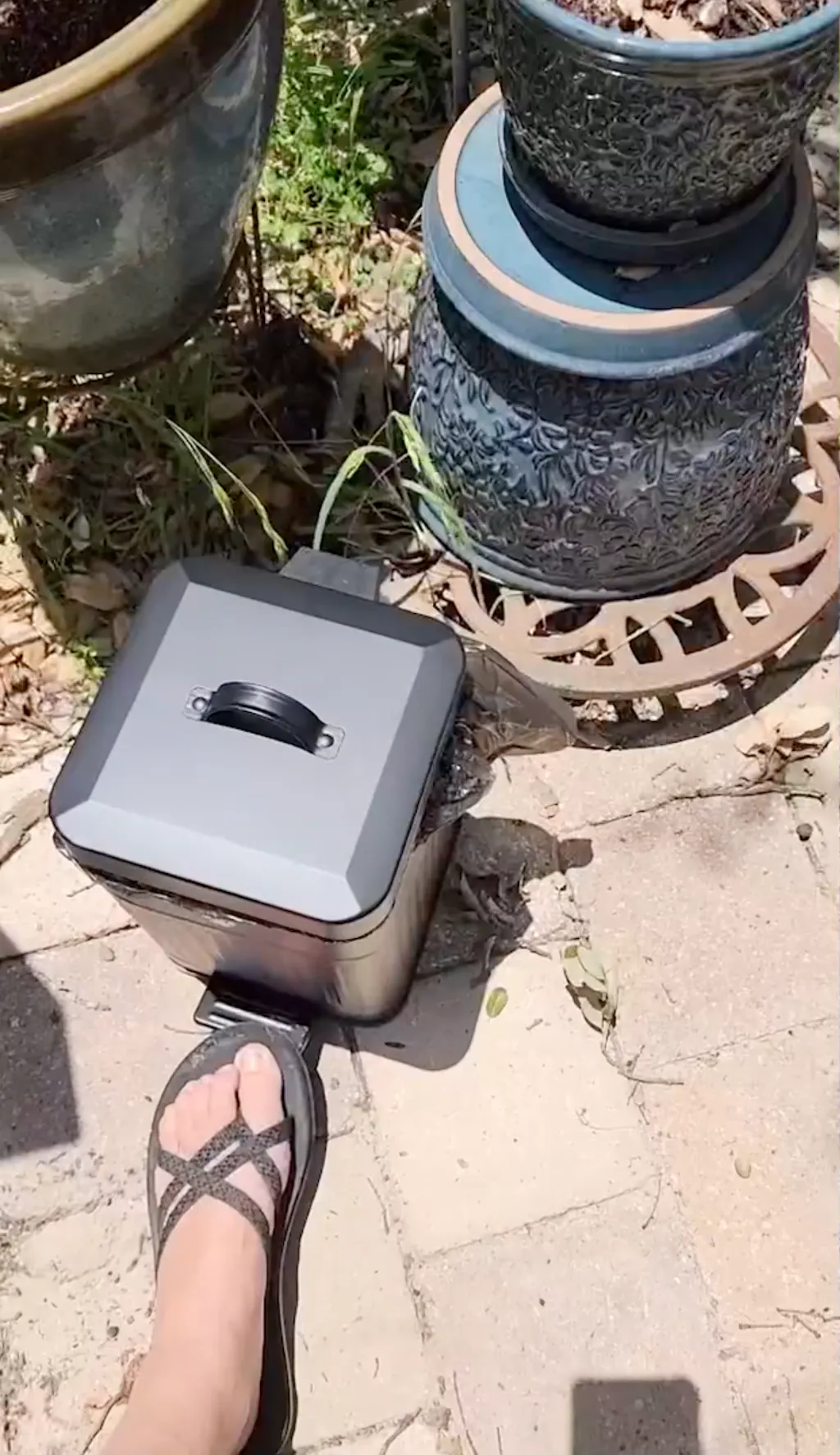 Small Dog Poop Trash Can Outside, 1.3 Gal Metal Small Outdoor Trash Can with Lid for Dog Poop, Dog Waste Container with Pedal