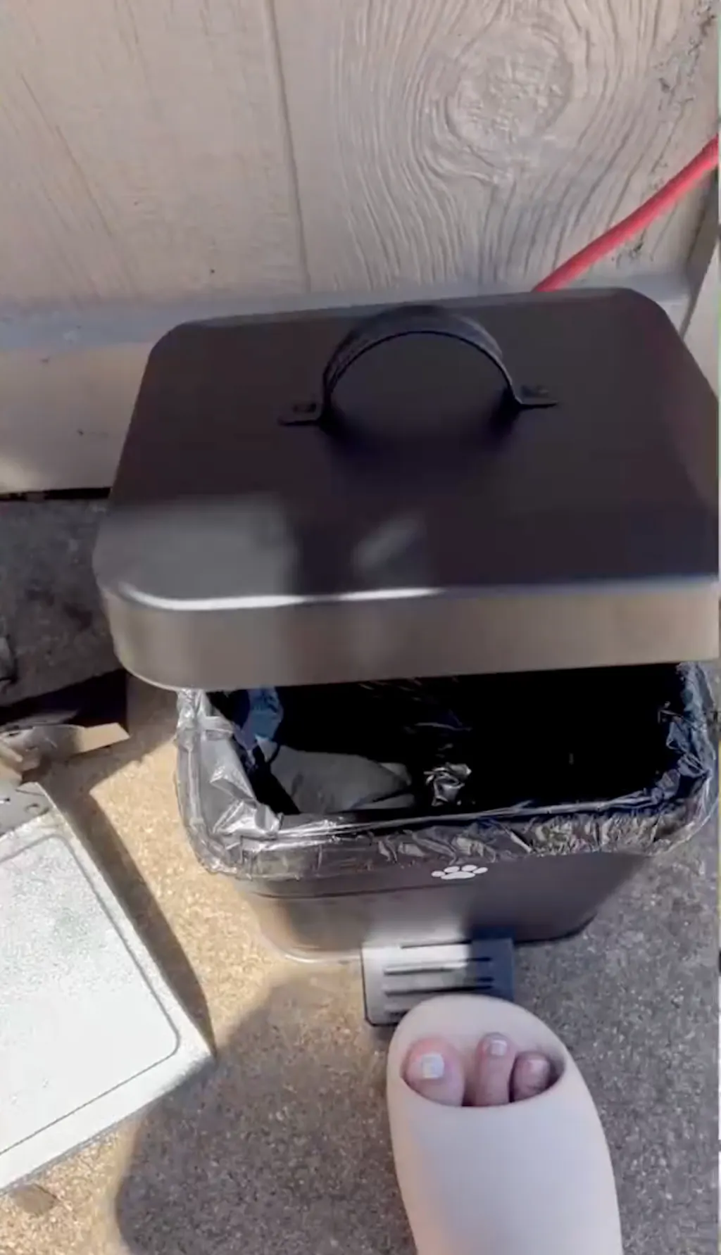 Small Dog Poop Trash Can Outside, 1.3 Gal Metal Small Outdoor Trash Can with Lid for Dog Poop, Dog Waste Container with Pedal