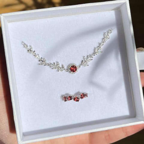 Wheatline Bracelet - Featuring Garnet
