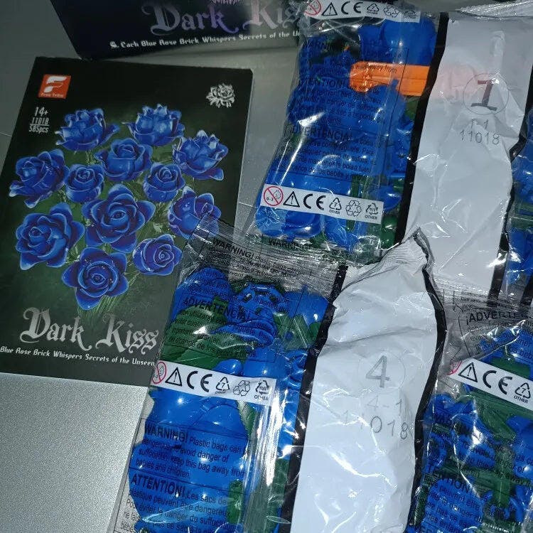 Customer photo for Eternal Blue Rose Bouquet Building Blocks Set