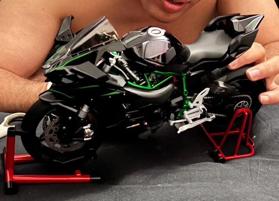 Customer photo for Premium Ninja H2R RC Superbike 1:6 Scale with Realistic Sound & Smoke Effects