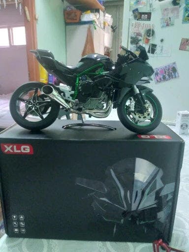Customer photo for Premium Ninja H2R RC Superbike 1:6 Scale with Realistic Sound & Smoke Effects