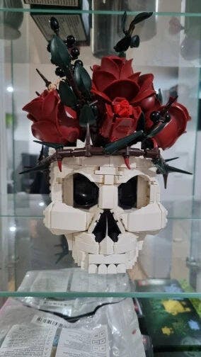 Customer photo for Gothic Skull Roses Bouquet Building Block Set