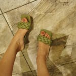 MARAH - sandalo verde con tacco e banda intrecciata