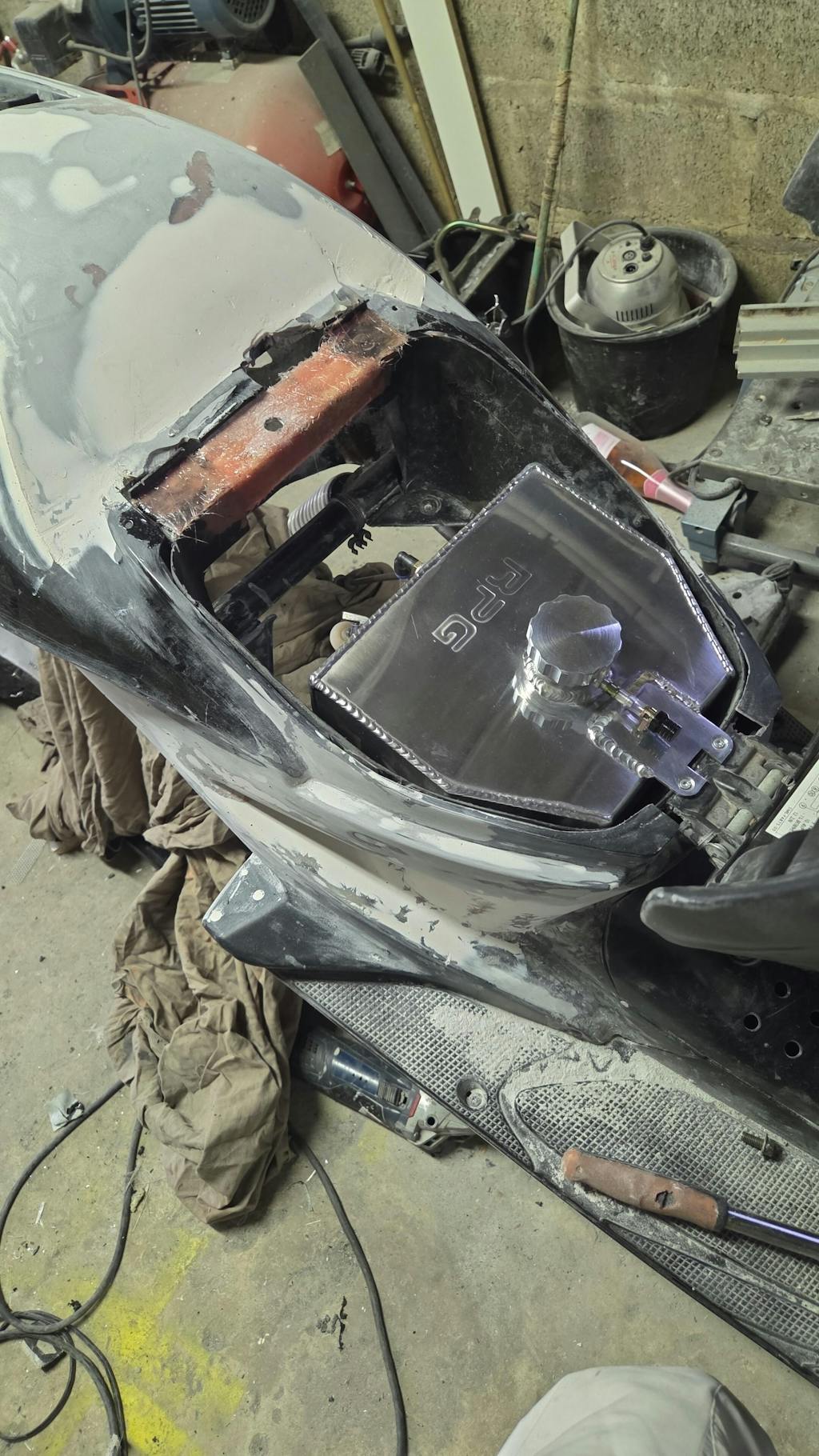 Aluminium Helmfachtank RPG Racing Tank MK3 Yamaha Aerox / MBK Nitro