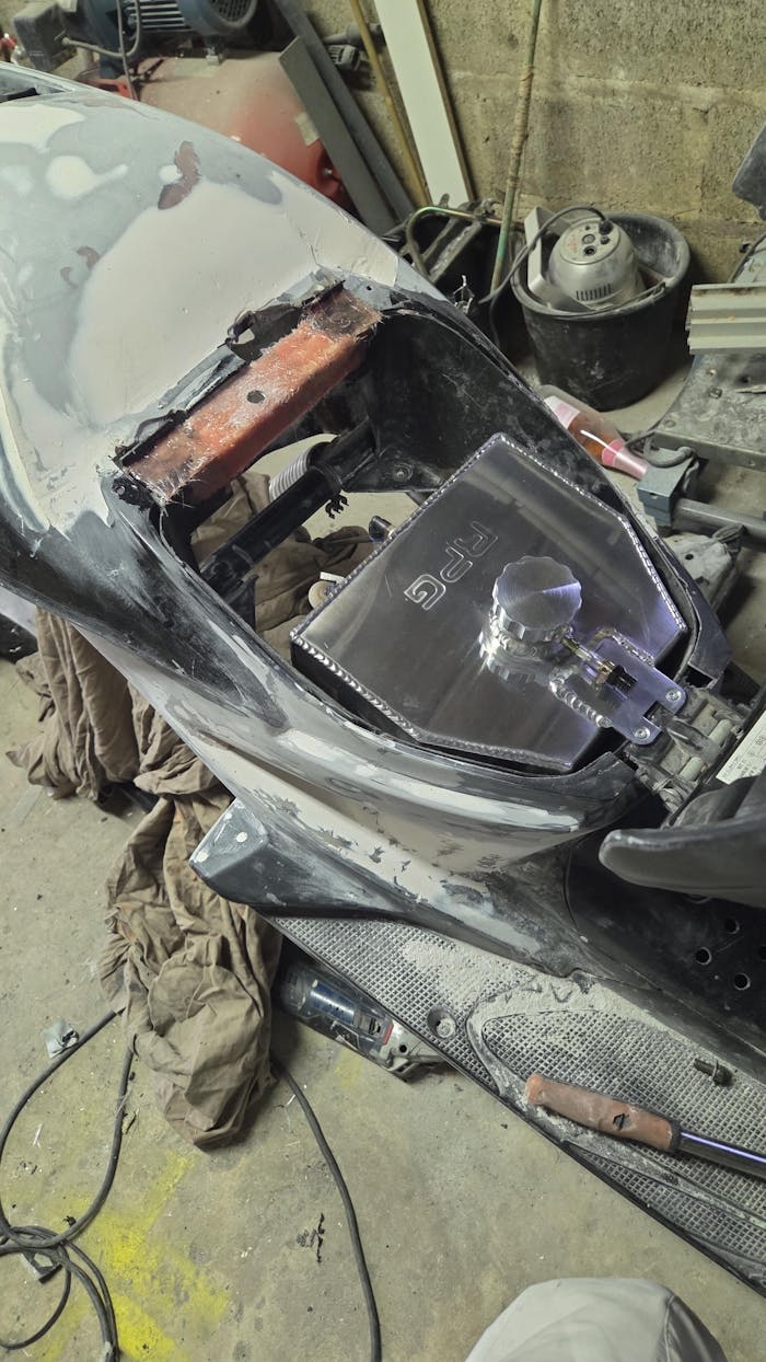 Aluminium Helmfachtank RPG Racing Tank MK3 Yamaha Aerox / MBK Nitro