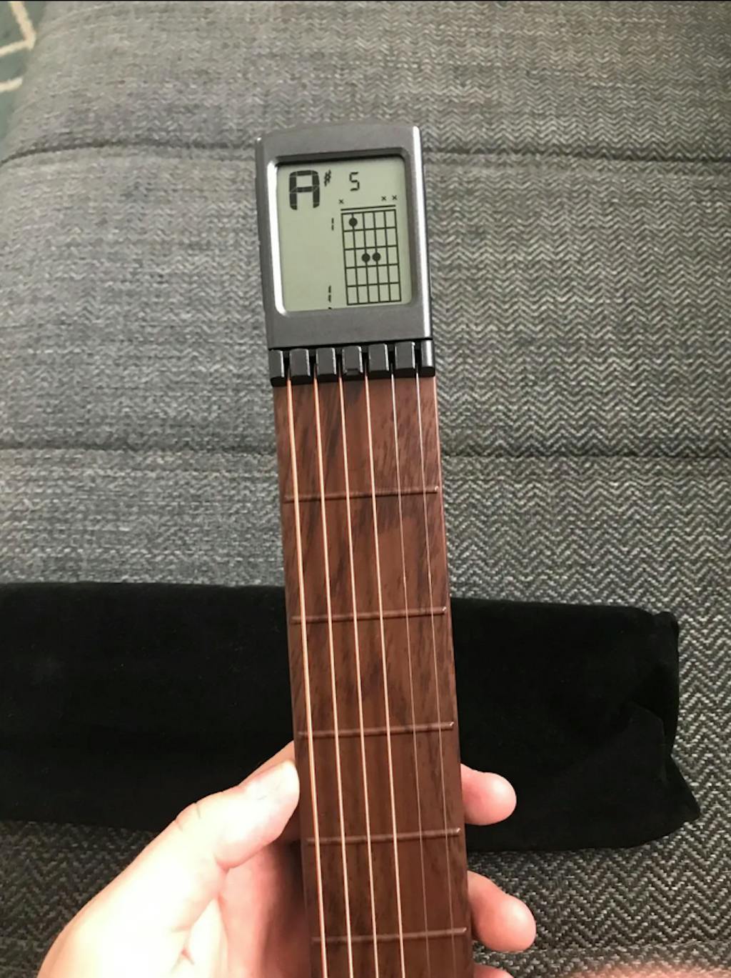 Acoustro digital guitar trainer Raglis