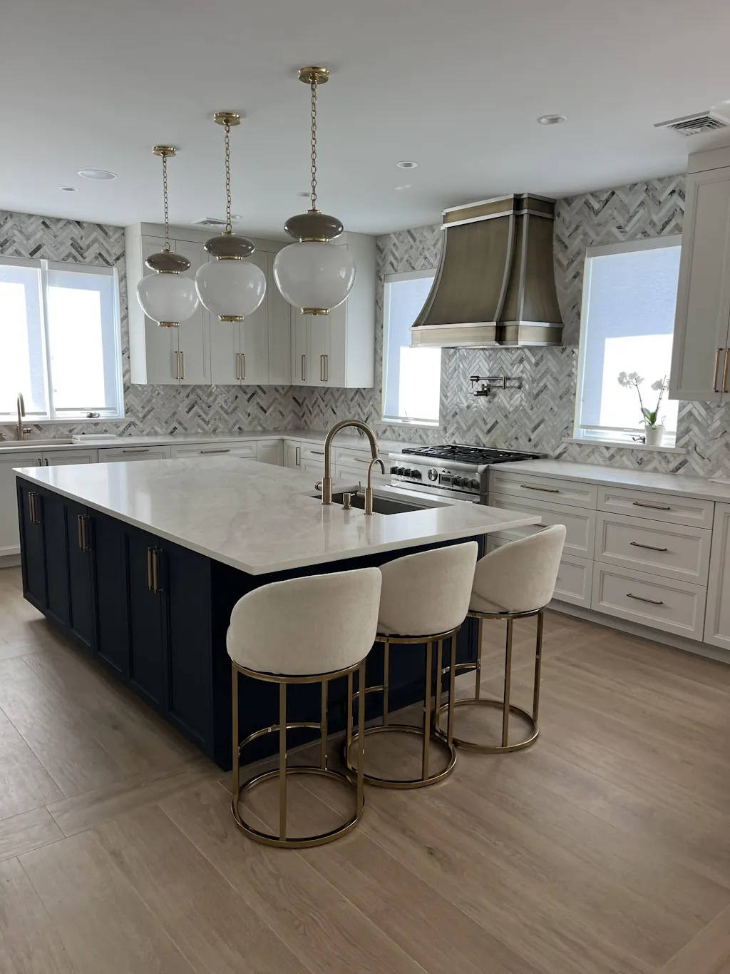 RHM White Custom Stainless Steel Range Hood with Mirror Round Rivets SH33-C4MR