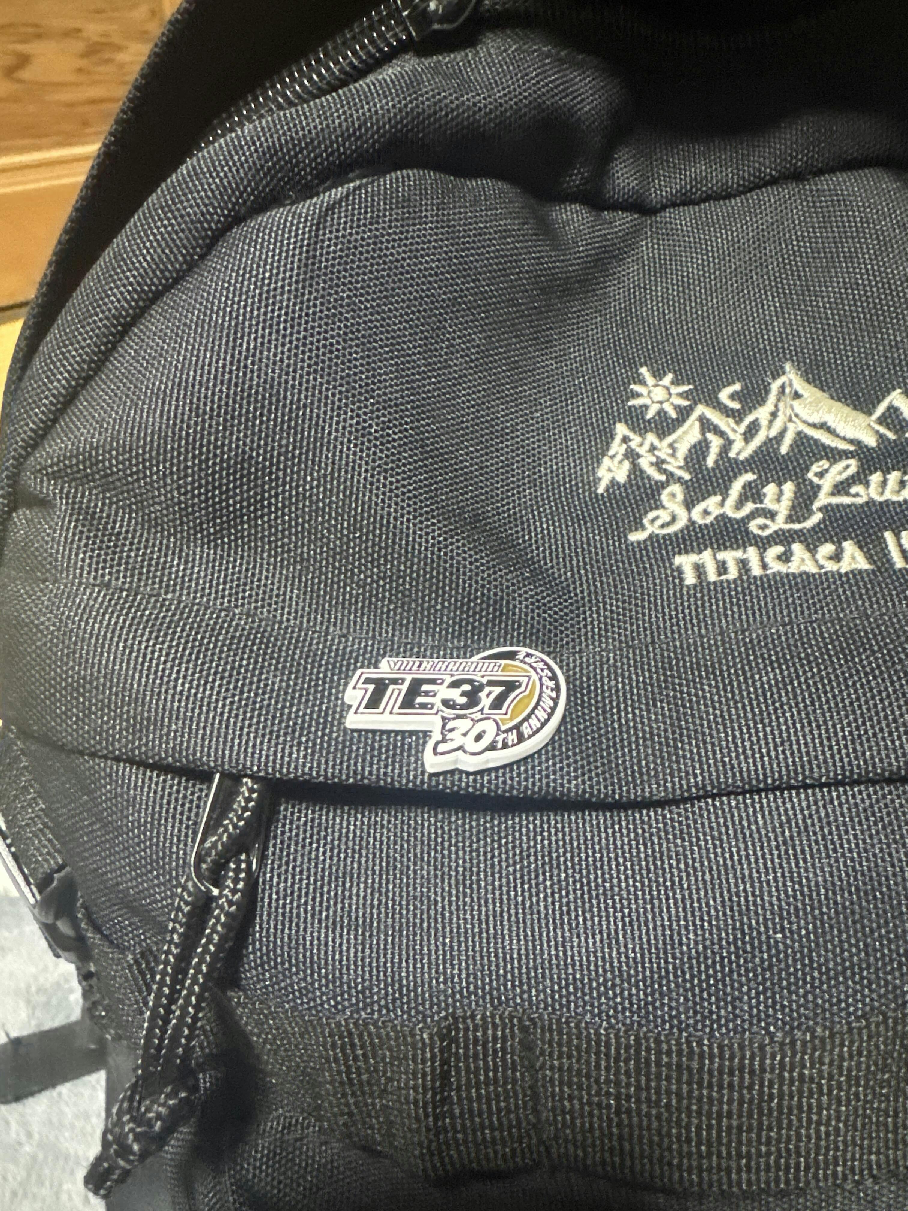 LEEN CUSTOMS VOLK RACING TE37 30TH PIN BADGE – RAYS OFFICIAL STORE
