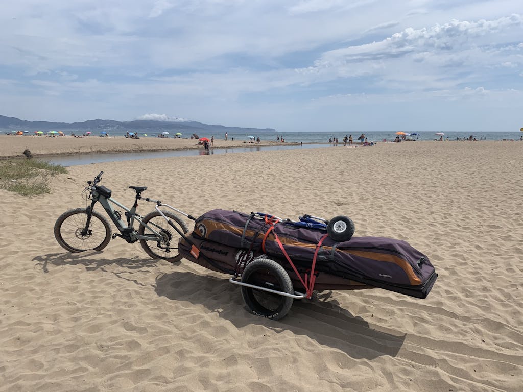 2 fahrräder am strand