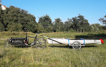 Bicycle trailer with compact dimensions