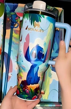 Exclusivo: Garrafa Térmica 1.2L Edição Especial Stitch Dourada Caixa Customizada + *BRINDE 1x Chaveiro Exclusivo* - EDIÇÃO LIMITADA