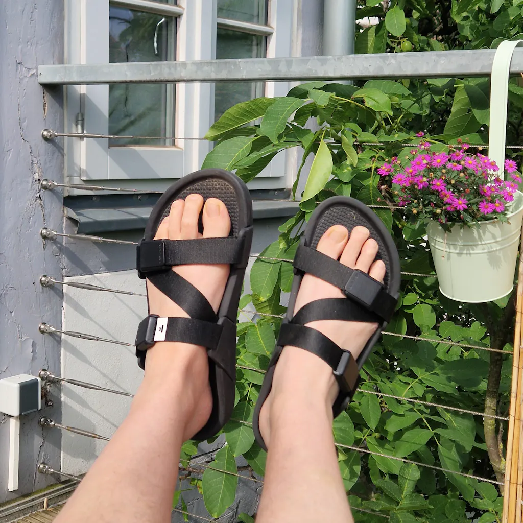 ESSENTIALS Sandalen