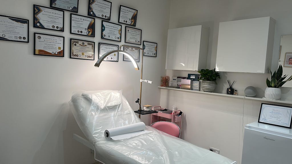 Diamond Half Moon Lamp - Professional Beauty Light 28” | RJ Moon Pro