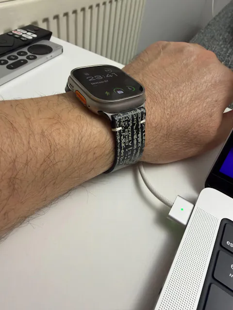 Matrix Fosforlu - Tek Kat Deri Apple Watch Kordon - Siyah