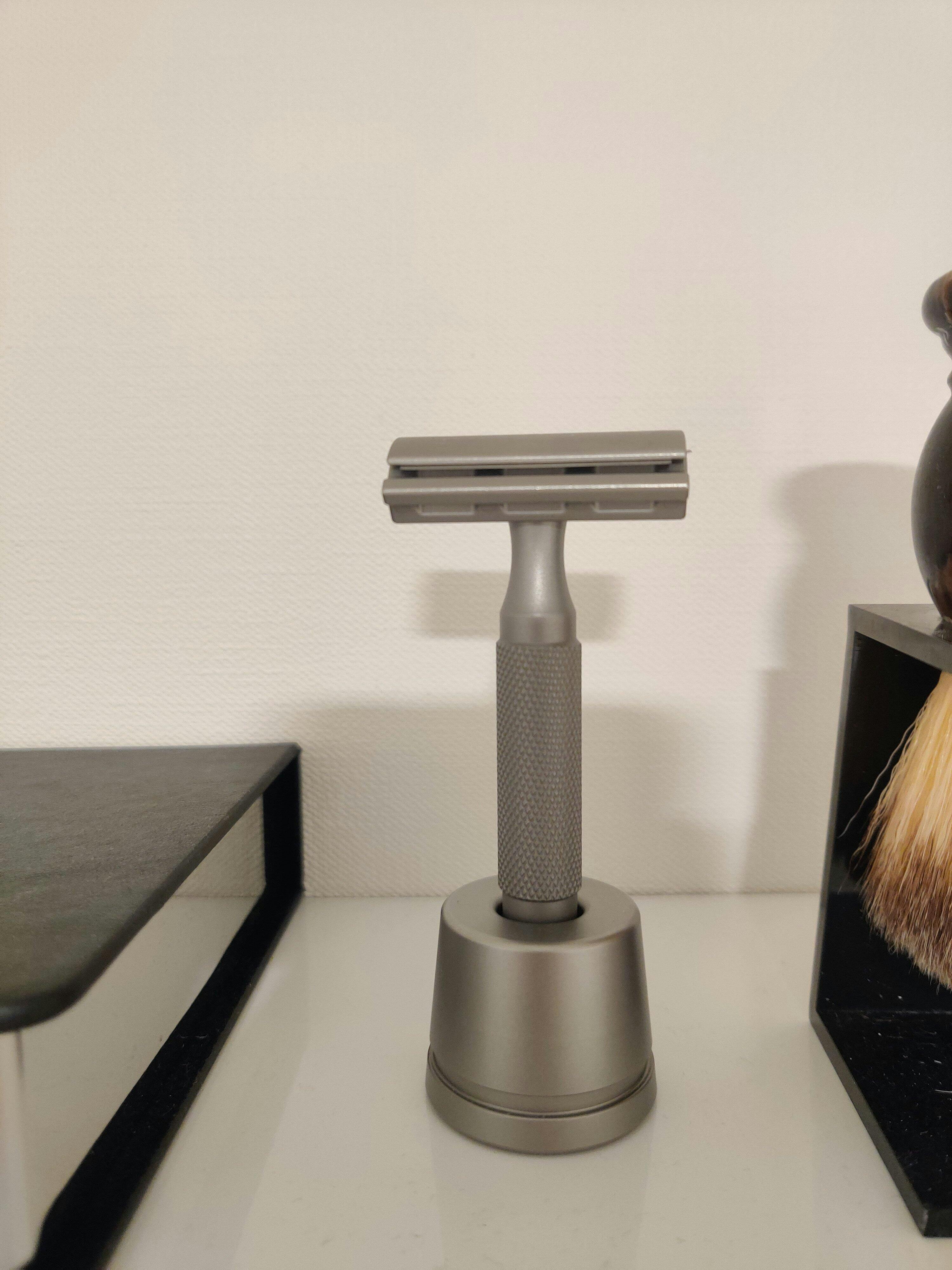 Rockwell インクウェルスタンド – ロックウェルレイザー