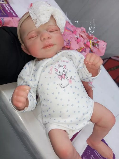 Bambola Reborn da 19 pollici con corpo morbido e realistico e occhi chiusi - Pascale