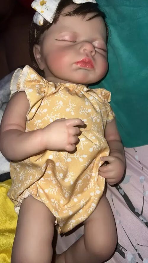 Bambola Reborn realistica da 50 cm con occhi chiusi e corpo morbido - Loulou