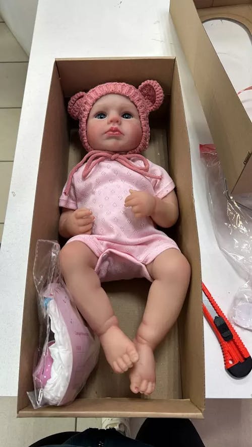 Bambina reborn Loulou da 20 pollici con occhi azzurri e cappello rosa