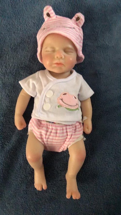 Bambola reborn Loulou addormentata in silicone morbido e realistico da 30 cm