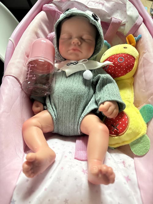 Bambola reborn Loulou da 30 cm completamente in silicone con occhi chiusi ragazza con abiti verdi