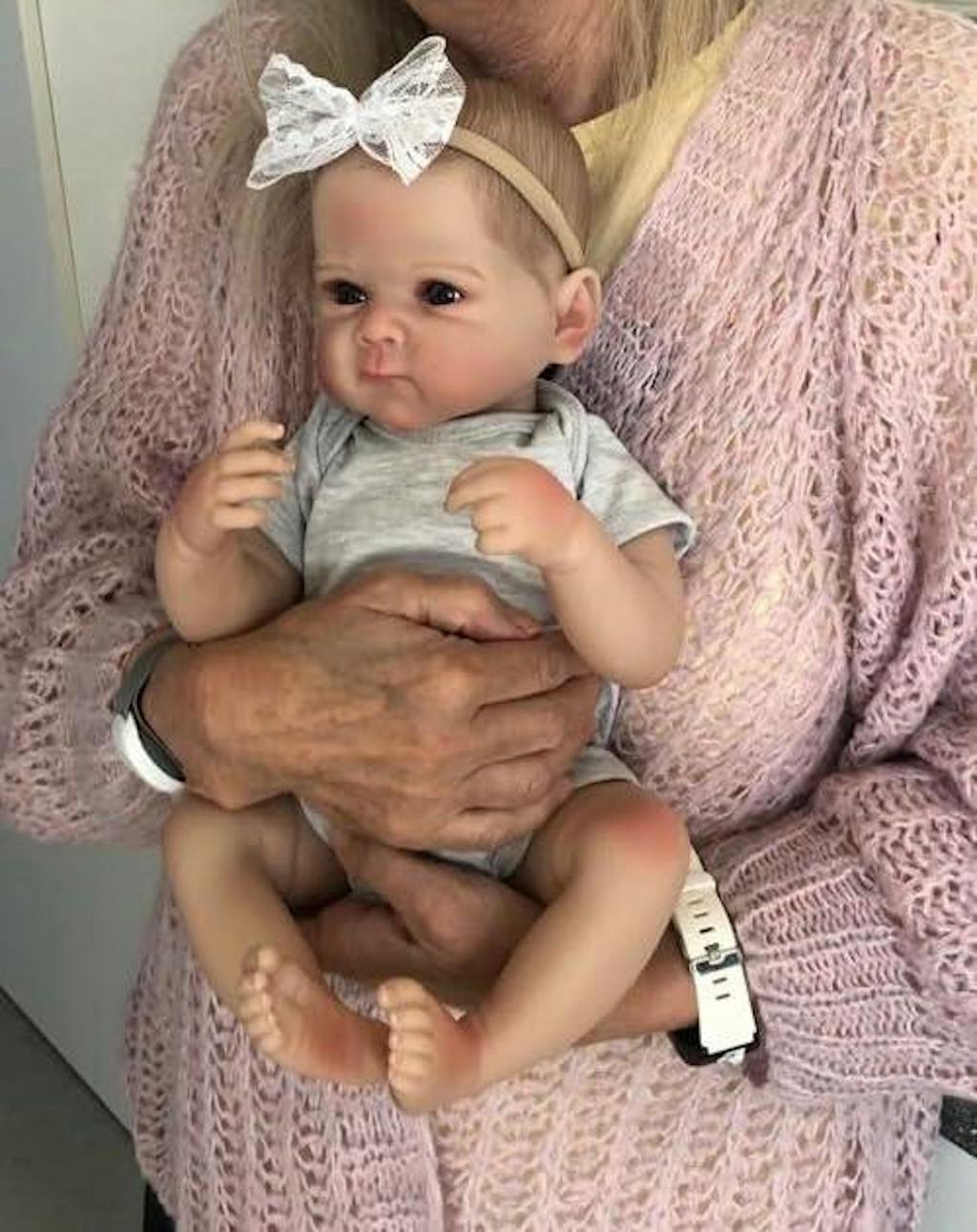 Bambine reborn Yvette Occhi aperti da 18 pollici in abiti grigi - Bettie