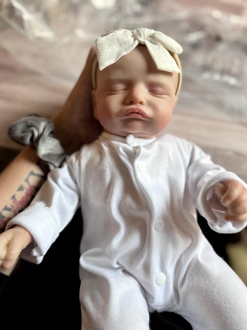 Bambola reborn Rosalie dal corpo morbido e realistico da 48 cm con abiti bianchi