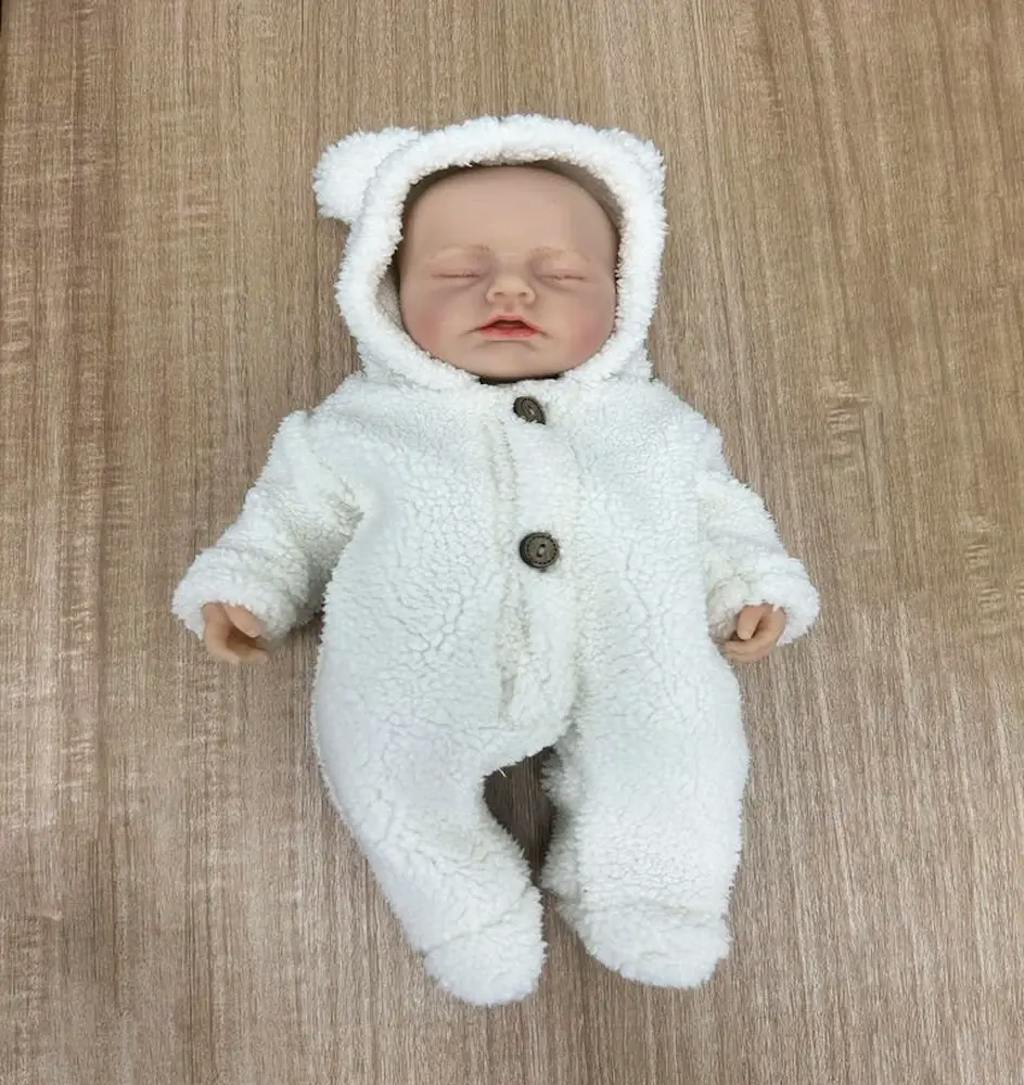 Bambola Reborn da 30 cm realistica completamente in silicone con occhi chiusi in abiti di peluche bianchi