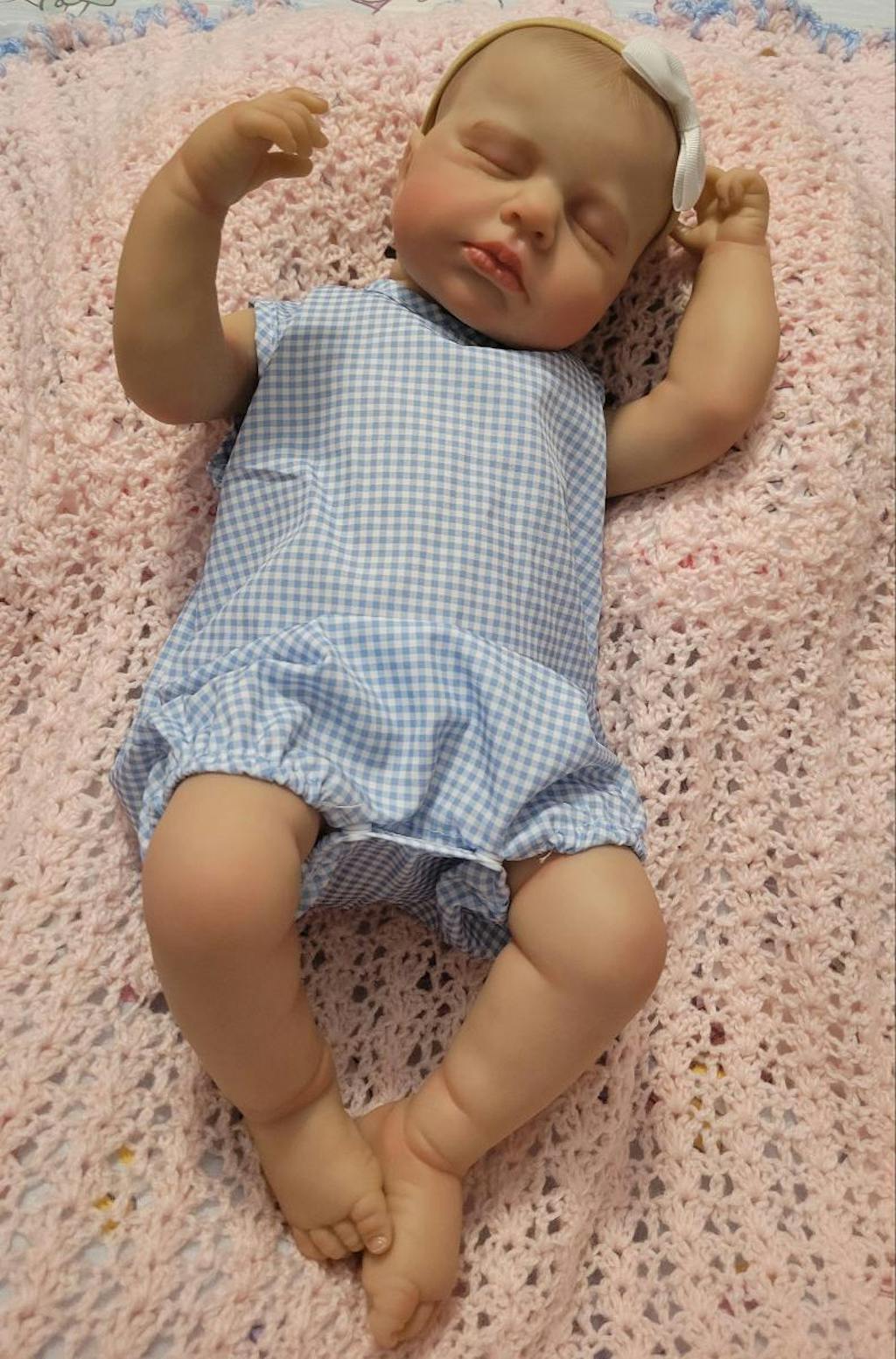 Tutina a quadri blu da 20 pollici con pelle 3D e occhi chiusi di Loulou Bambole Reborn Femmine