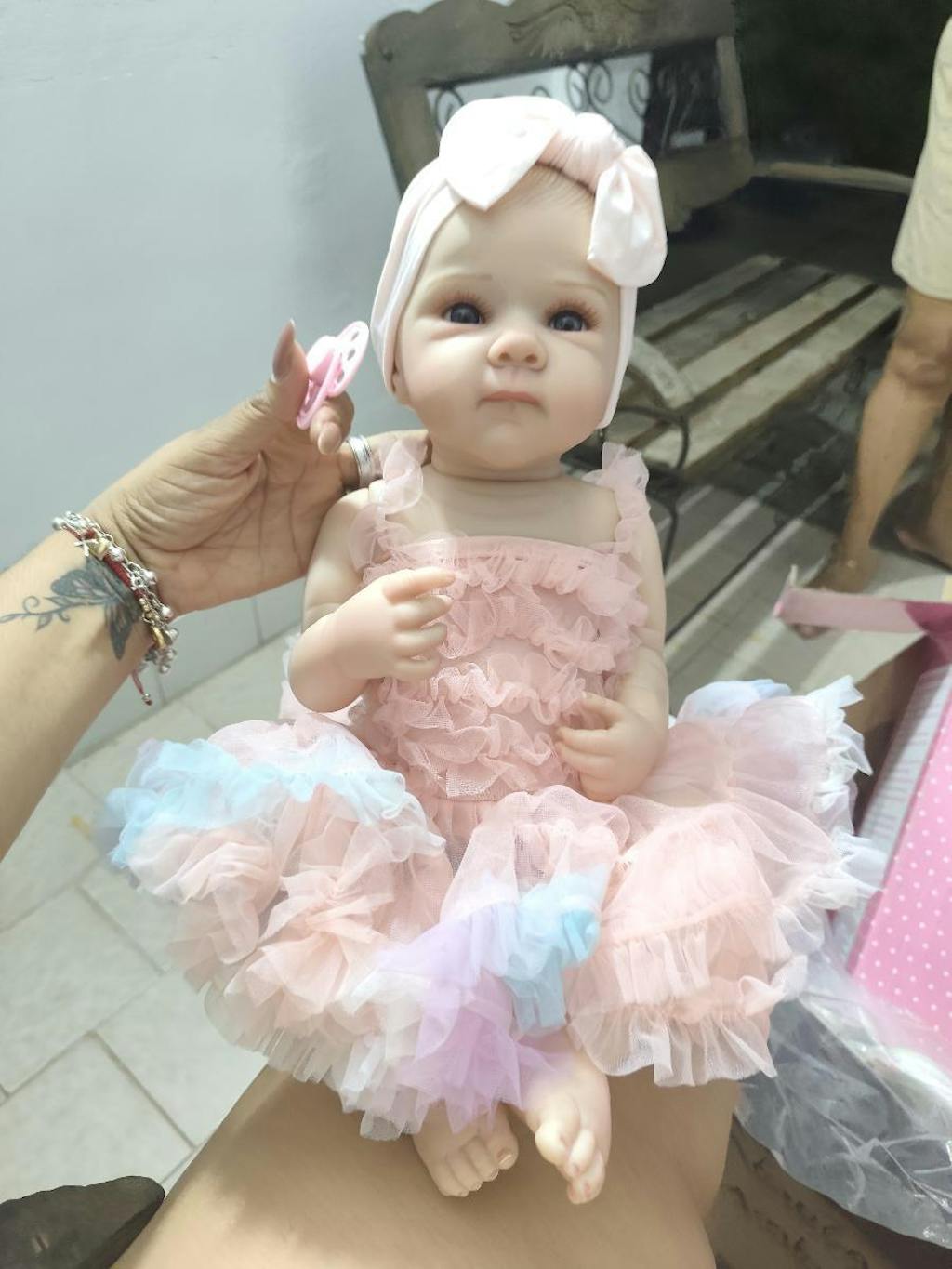 Bambina rinata Bettie con occhi aperti 48 cm in abito rosa