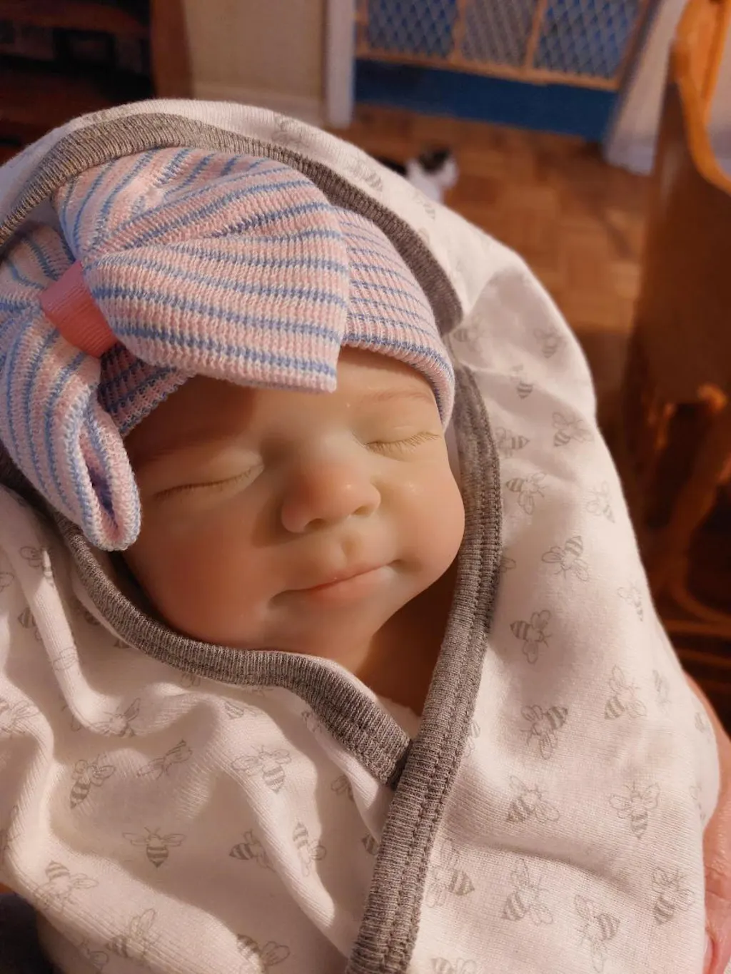 Bambola reborn Pascale bambina realistica in silicone da 18 pollici con accappatoio bianco