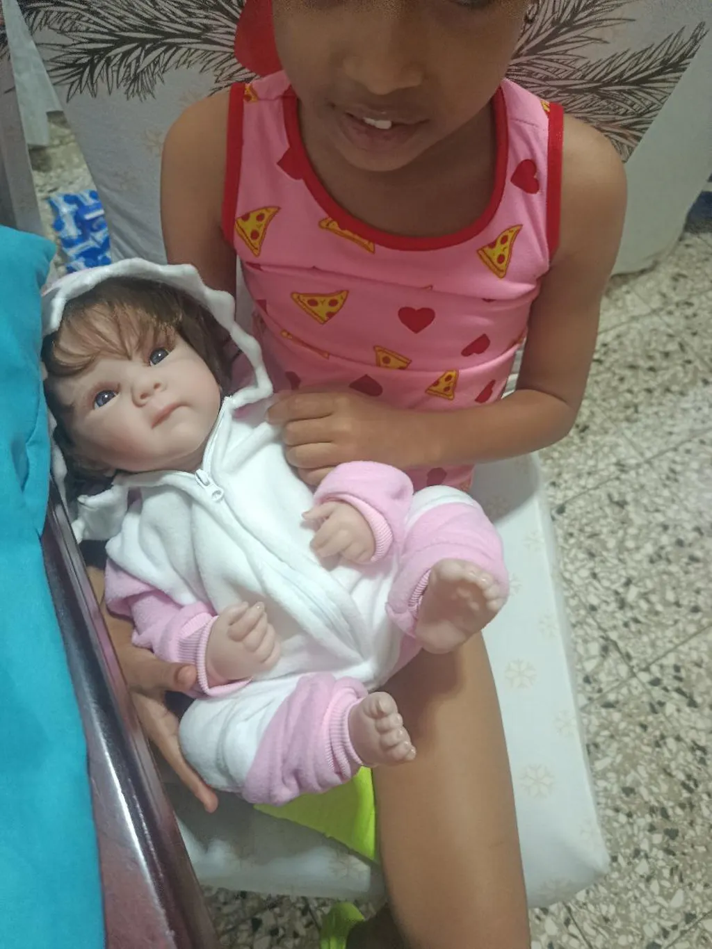 Bambina rinata Bettie dai capelli corti realistica da 45 cm in tutina rosa