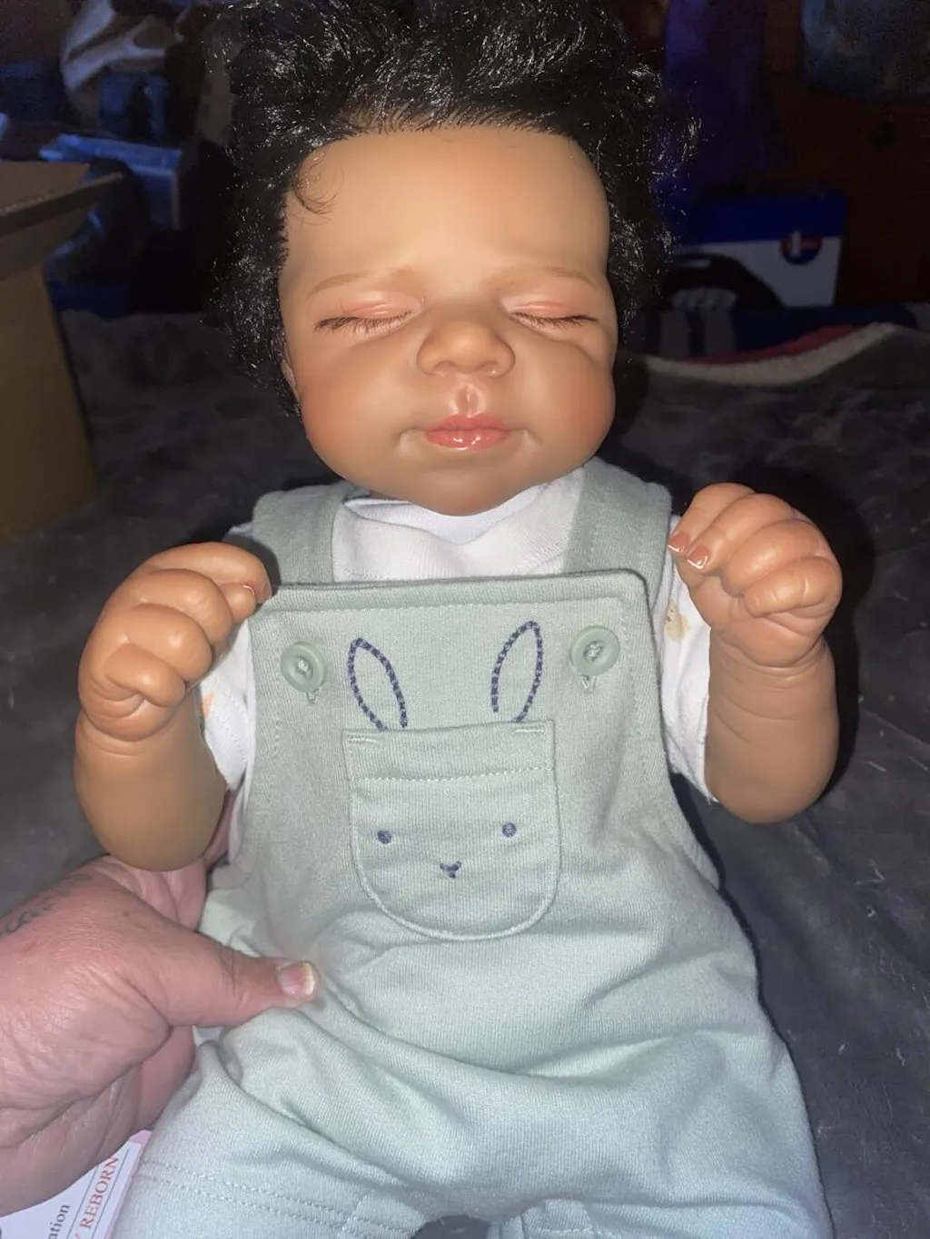 Bambola Reborn da 48 cm realistica con corpo morbido e pelle scura occhi chiusi Pascale