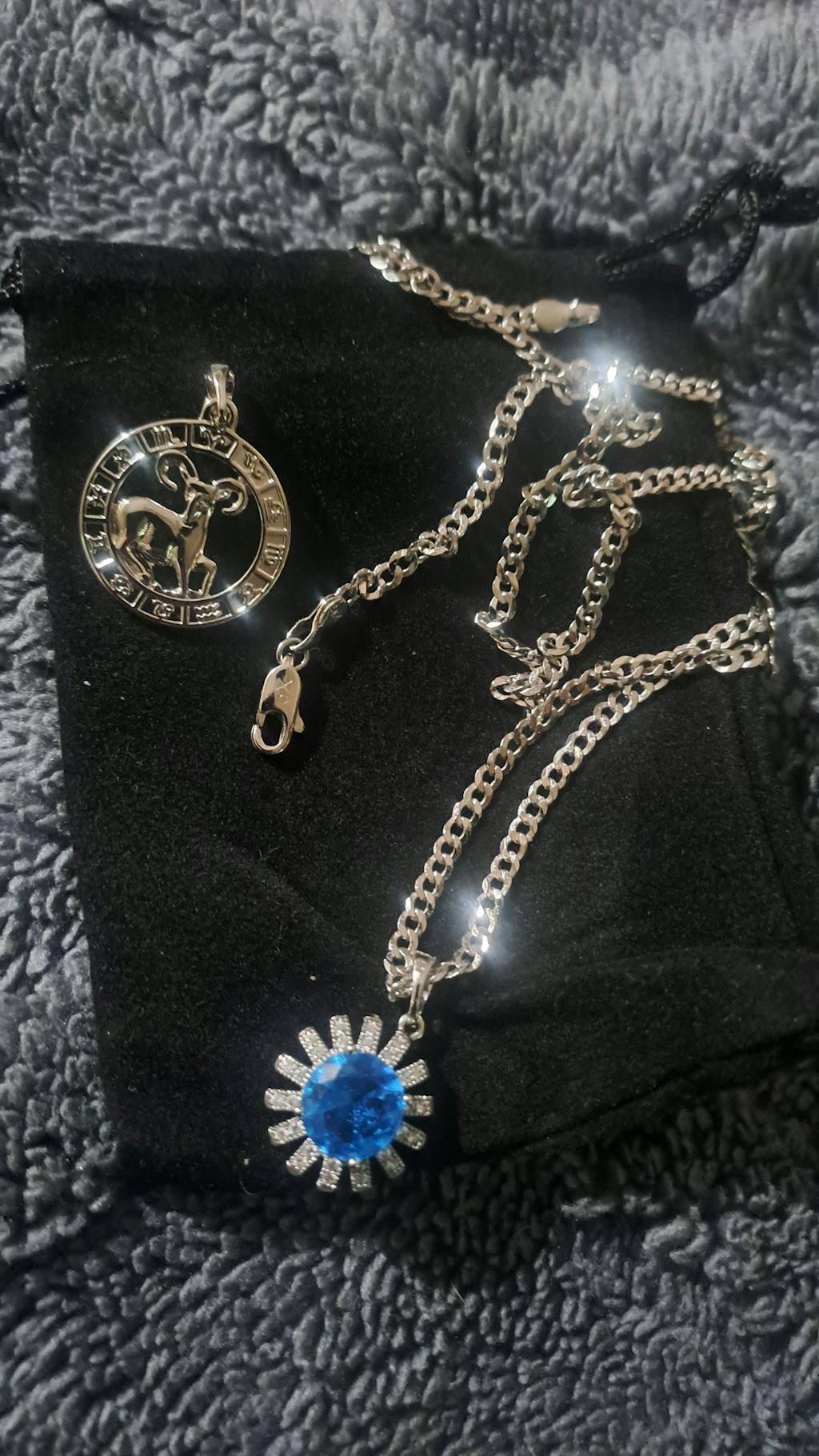 Sudraba krāsas Auna kulons 27 mm