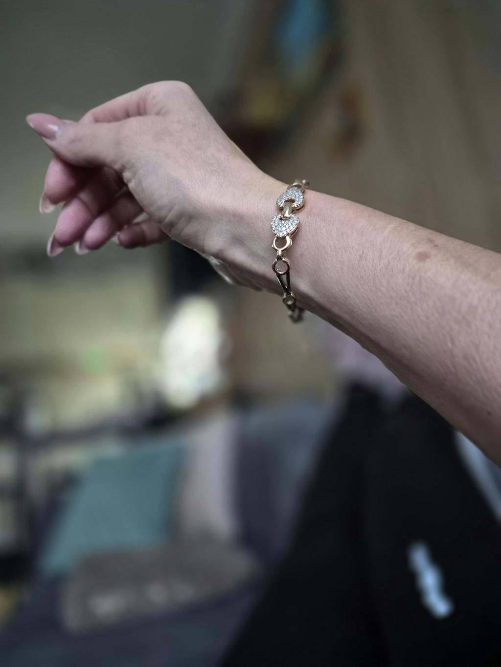 Zeltains gredzens ar baltu pērli un dzirkstošiem akmentiņiem