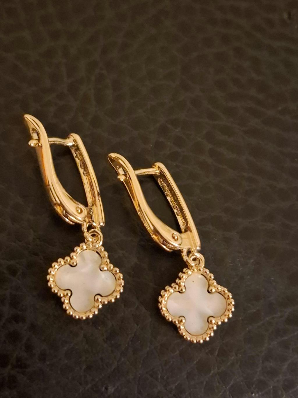 Klasiski auskari ar baltu ielaidumu četrlapu dizainā