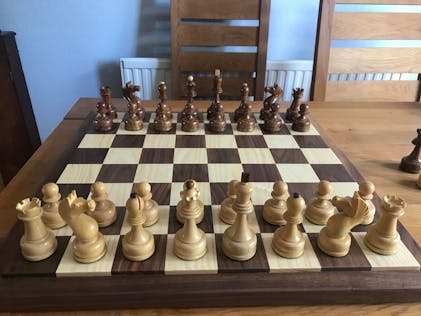 THE REPRODUCTION OF 1960 MIKHAIL TAL CHESS SET CRIMSON BOXWOOD & EBONIZED  4.125 KING WITH 2 SQUARE CHESS BOARD