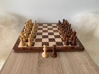 THE REPRODUCTION OF 1960 MIKHAIL TAL CHESS SET BOXWOOD & EBONIZED 4.125  KING WITH 2 SQUARE CHESS BOARD