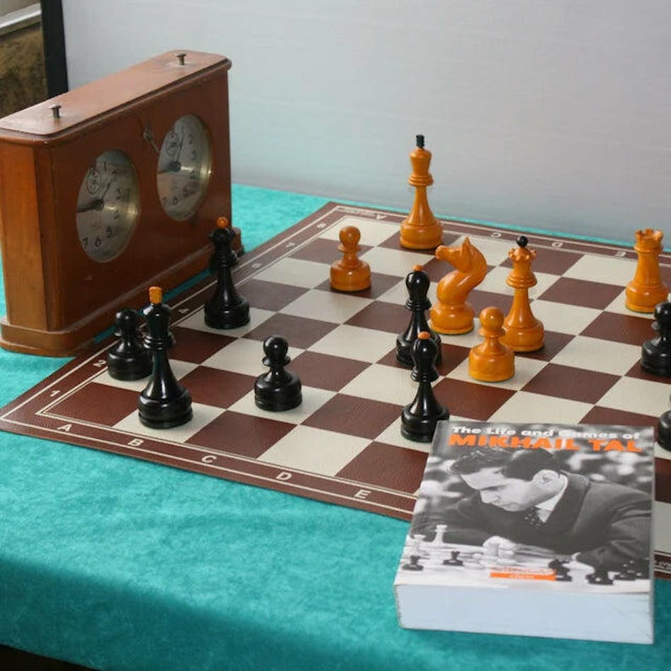 THE REPRODUCTION OF 1960 MIKHAIL TAL CHESS SET BOXWOOD & EBONIZED 4.125  KING WITH 2 SQUARE CHESS BOARD