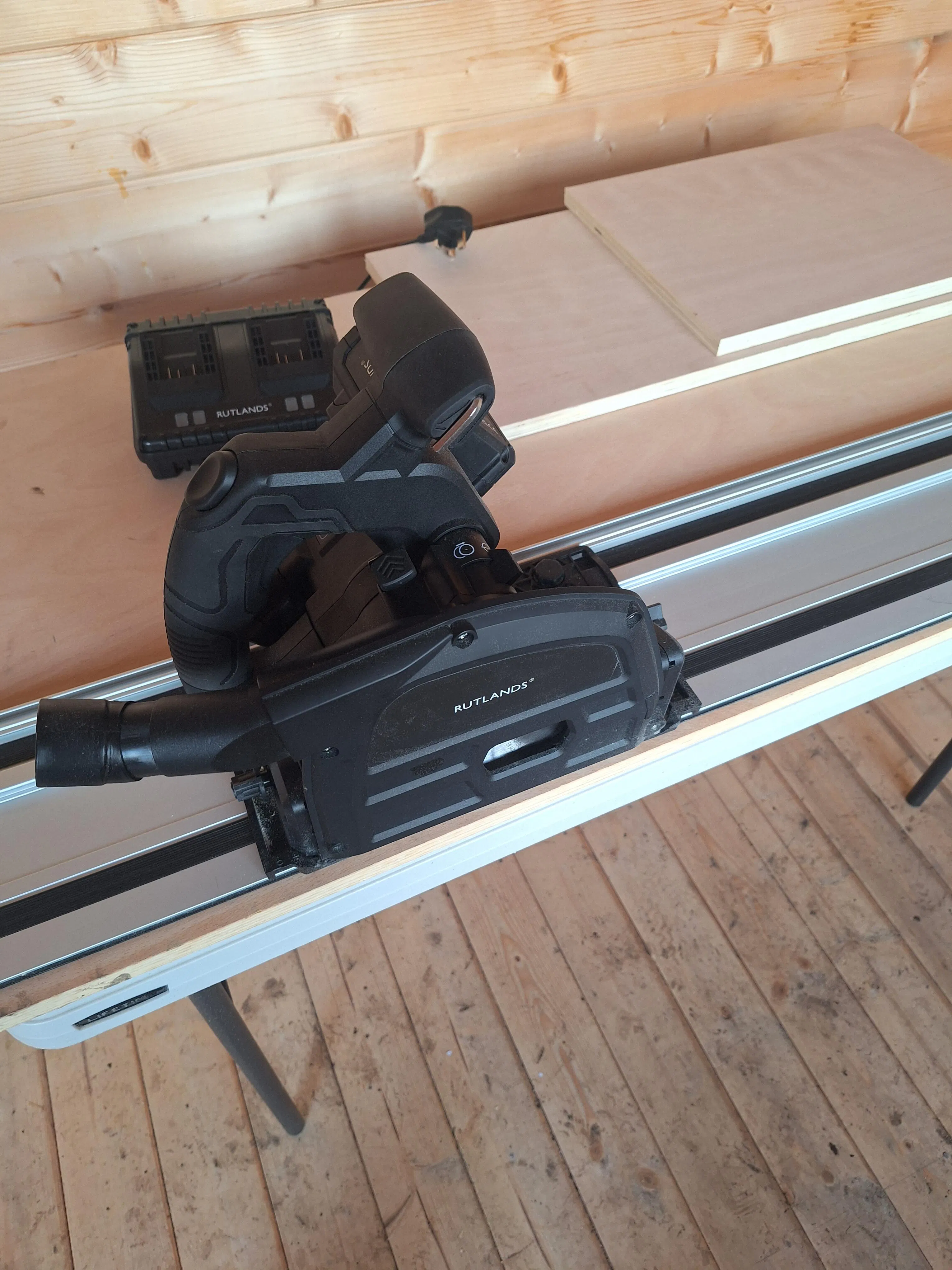 Cordless Plunge Saw with Guide Rail – Rutlands Limited